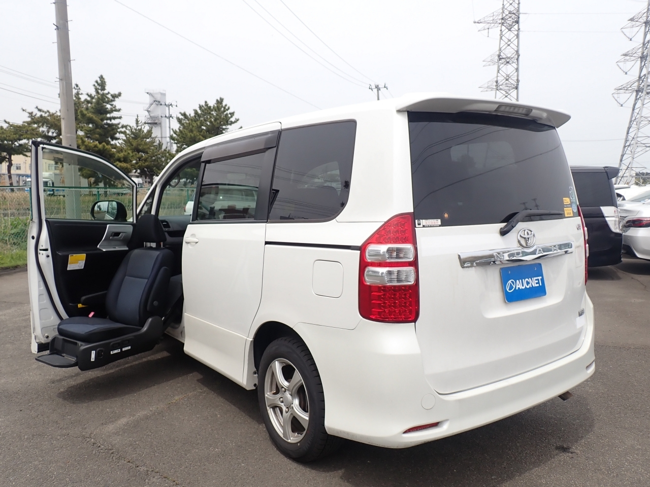 TOYOTA NOAH — фото