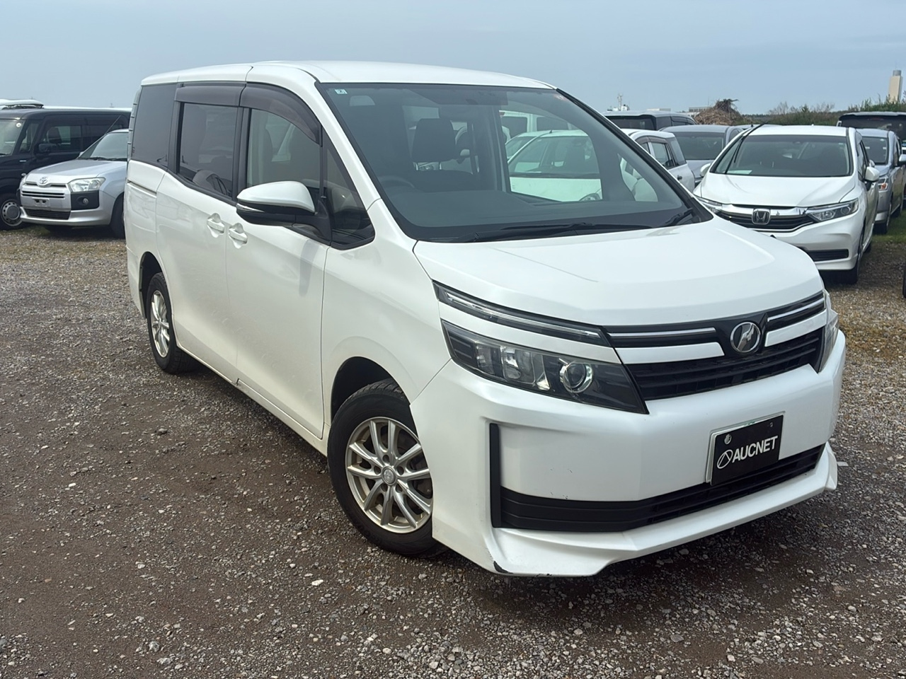 TOYOTA VOXY — фото