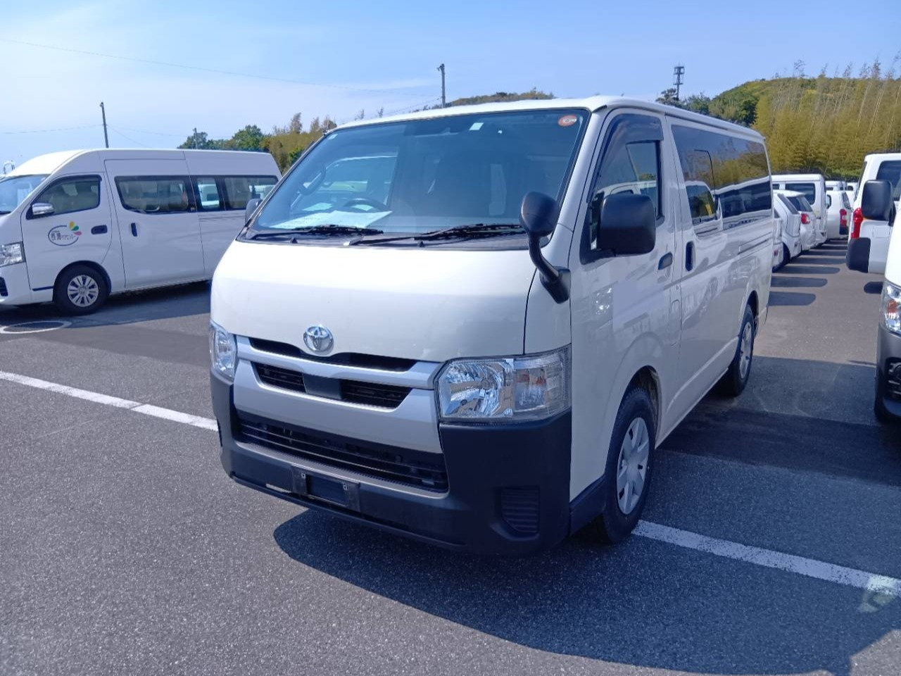 TOYOTA HIACE — фото