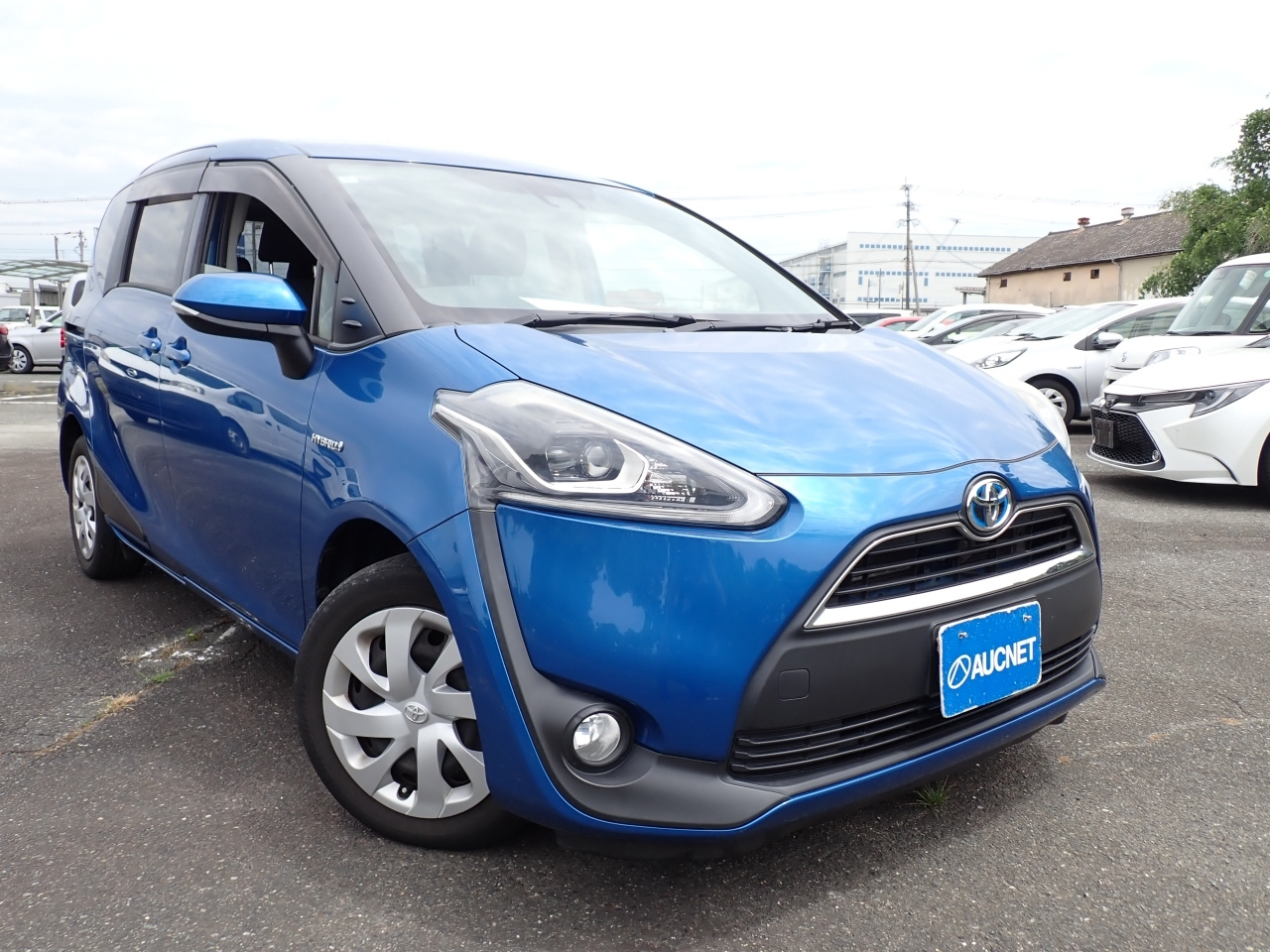 TOYOTA SIENTA — фото