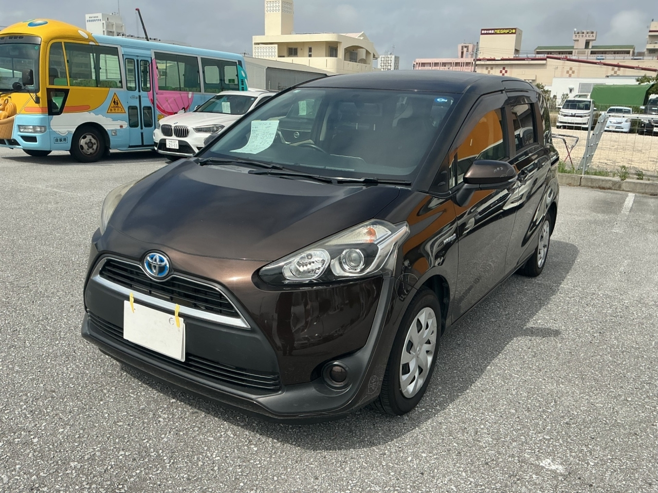 TOYOTA SIENTA — фото