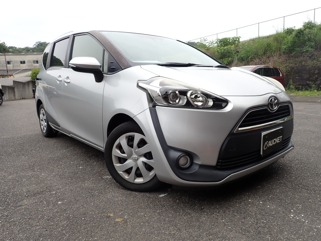 TOYOTA SIENTA — фото