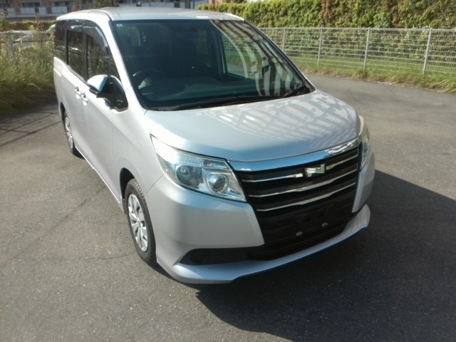TOYOTA NOAH — фото