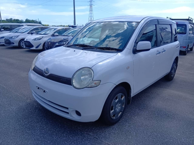 TOYOTA SIENTA — фото