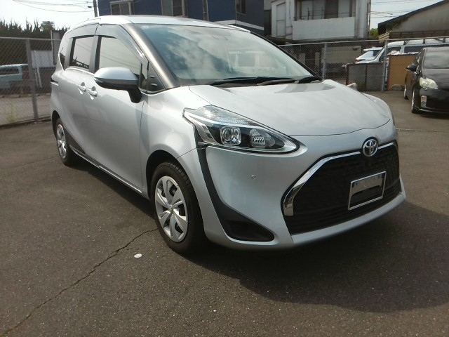 TOYOTA SIENTA — фото
