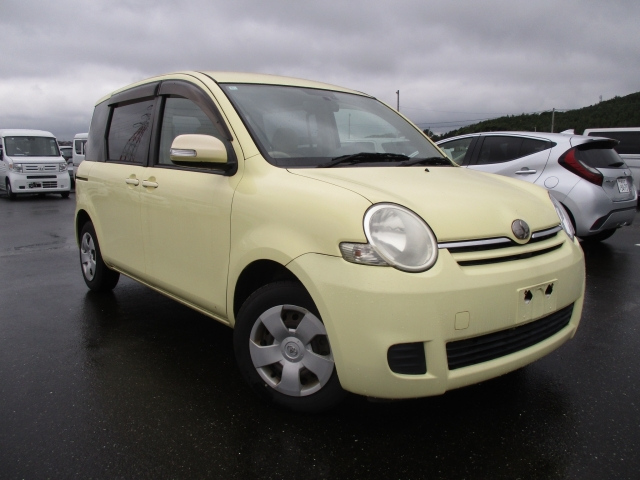 TOYOTA SIENTA — фото