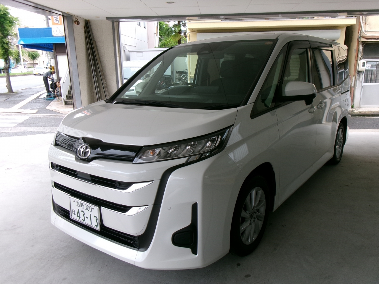 TOYOTA NOAH — фото