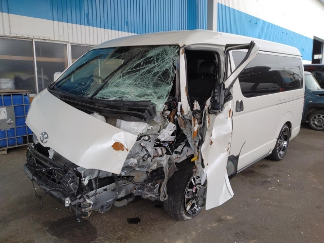 TOYOTA HIACE — фото