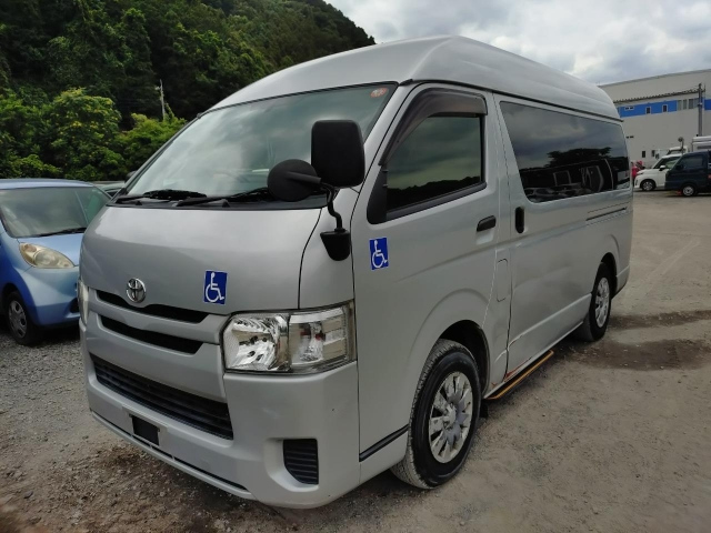 TOYOTA HIACE — фото