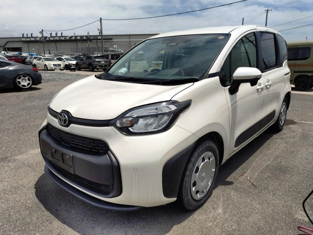 TOYOTA SIENTA — фото