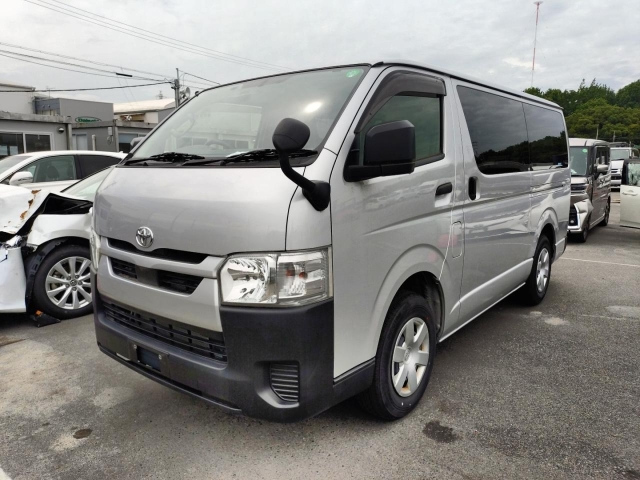 TOYOTA HIACE — фото