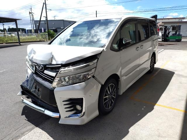 TOYOTA VOXY — фото