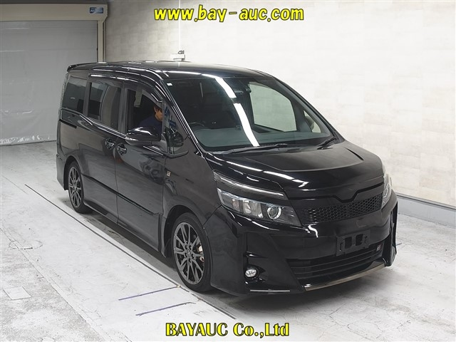 TOYOTA VOXY — фото