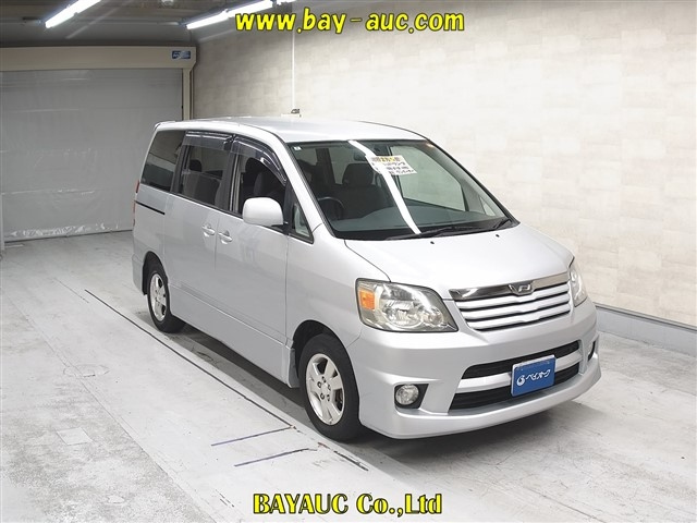 TOYOTA NOAH — фото