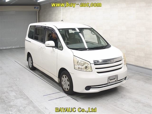 TOYOTA NOAH — фото