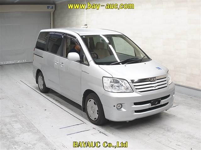 TOYOTA NOAH — фото