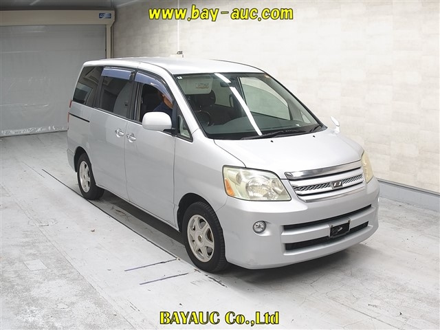 TOYOTA NOAH — фото