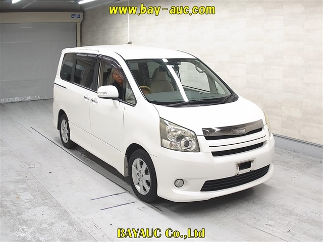 TOYOTA NOAH — фото