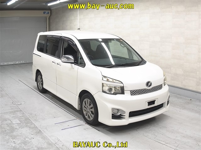 TOYOTA VOXY — фото