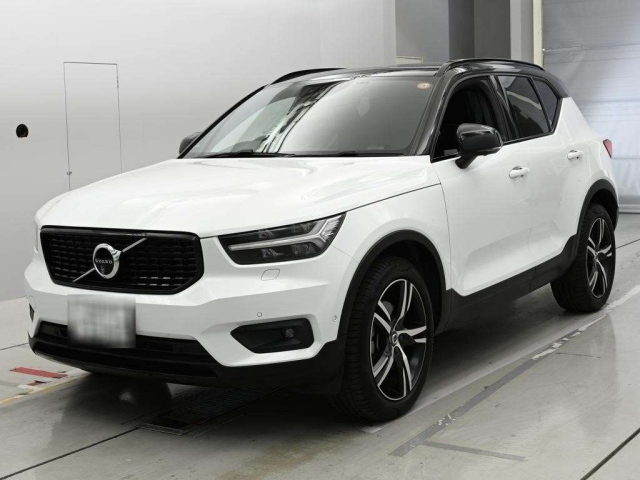 VOLVO XC40 — фото