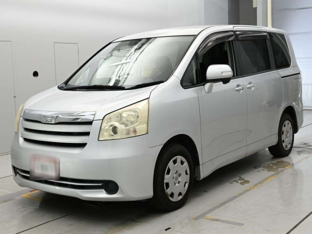 TOYOTA NOAH — фото