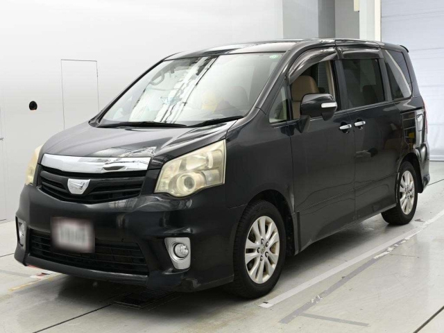 TOYOTA NOAH — фото