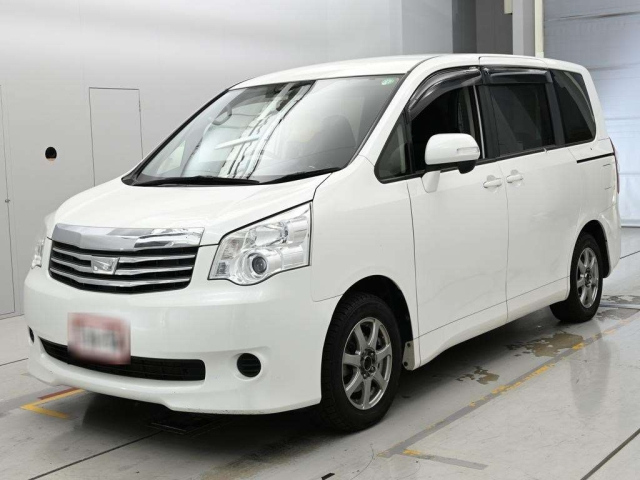TOYOTA NOAH — фото