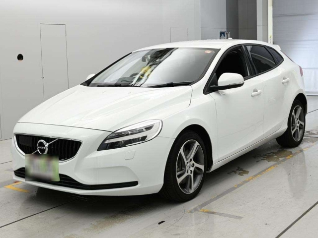 VOLVO V40 — фото