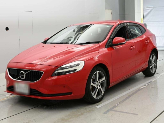VOLVO V40 — фото