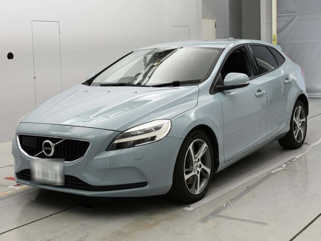 VOLVO V40 — фото