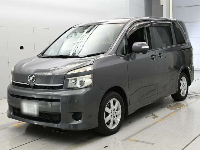 TOYOTA VOXY — фото