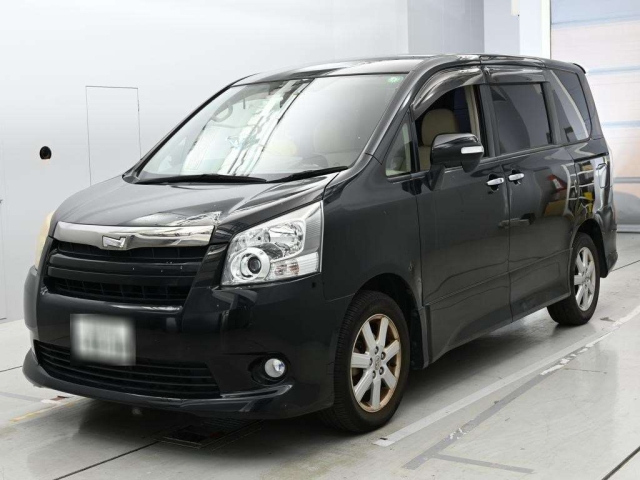 TOYOTA NOAH — фото