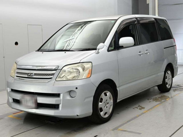 TOYOTA NOAH — фото