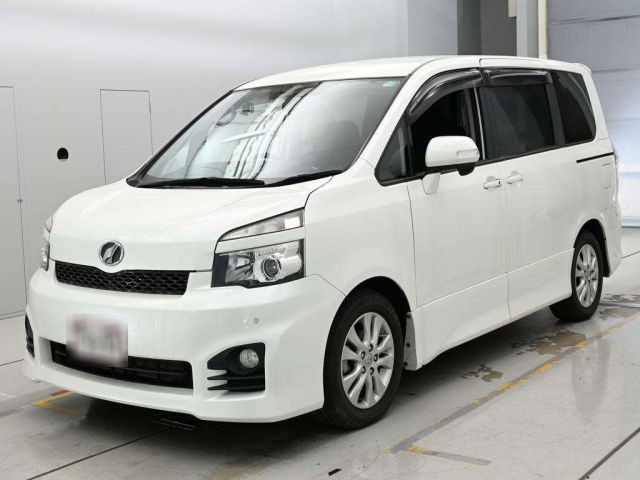 TOYOTA VOXY — фото