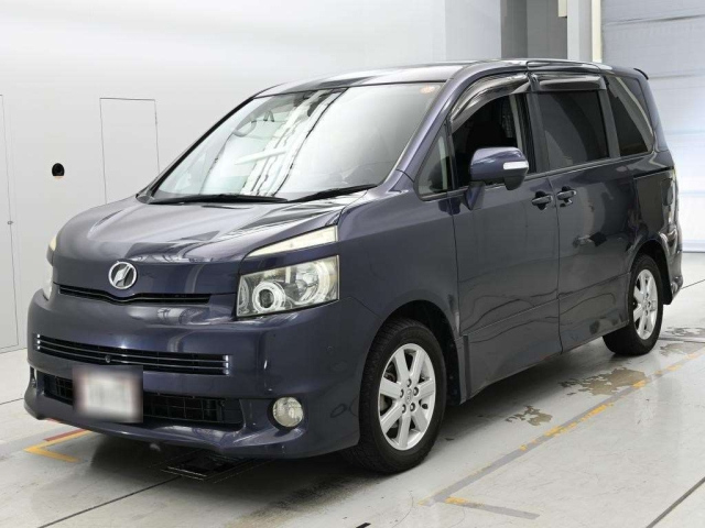 TOYOTA VOXY — фото