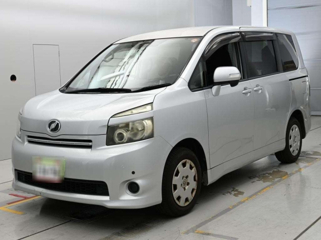 TOYOTA VOXY — фото