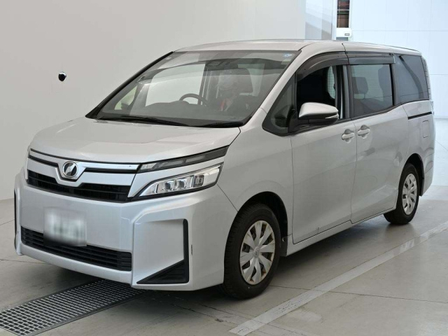 TOYOTA VOXY — фото
