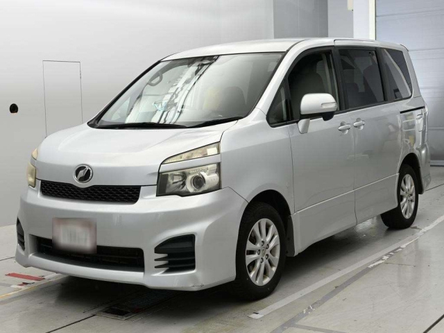 TOYOTA VOXY — фото