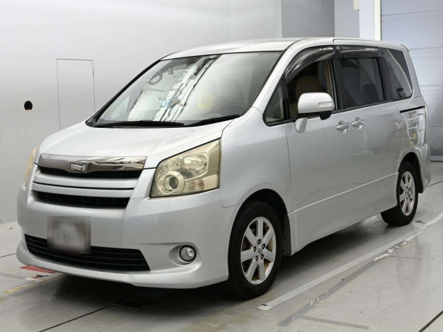 TOYOTA NOAH — фото