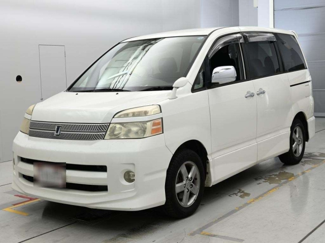 TOYOTA VOXY — фото