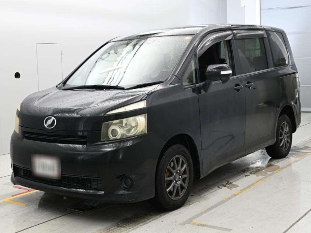 TOYOTA VOXY — фото