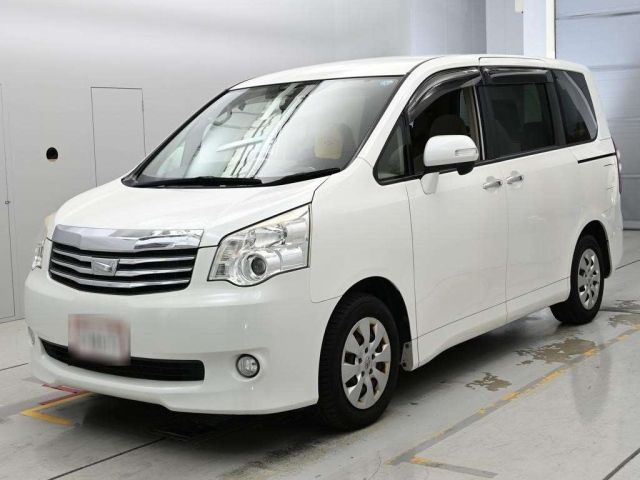 TOYOTA NOAH — фото