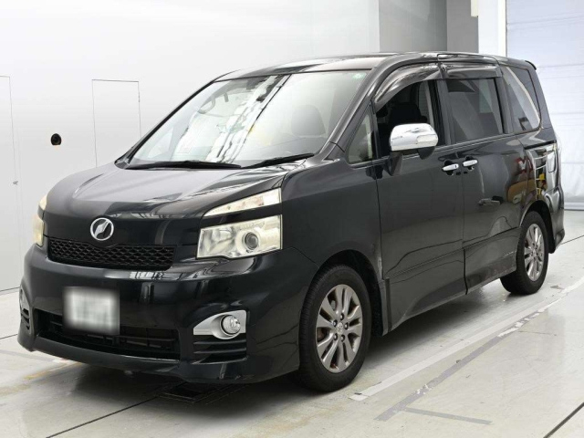 TOYOTA VOXY — фото