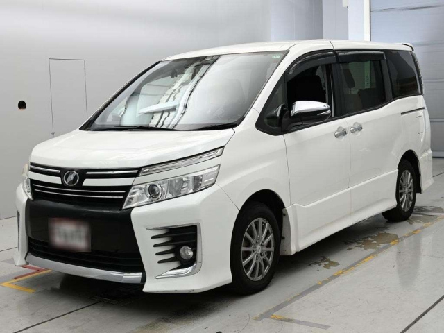 TOYOTA VOXY — фото