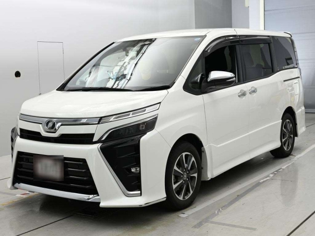 TOYOTA VOXY — фото