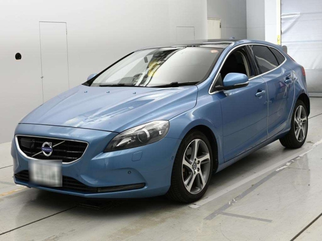 VOLVO V40 — фото