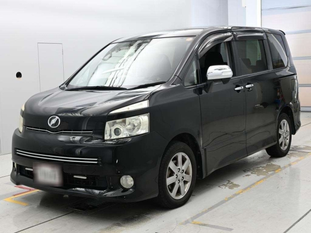 TOYOTA VOXY — фото