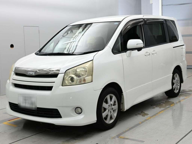 TOYOTA NOAH — фото