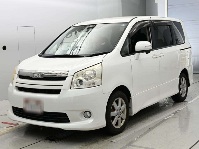 TOYOTA NOAH — фото