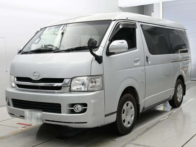 TOYOTA HIACE — фото